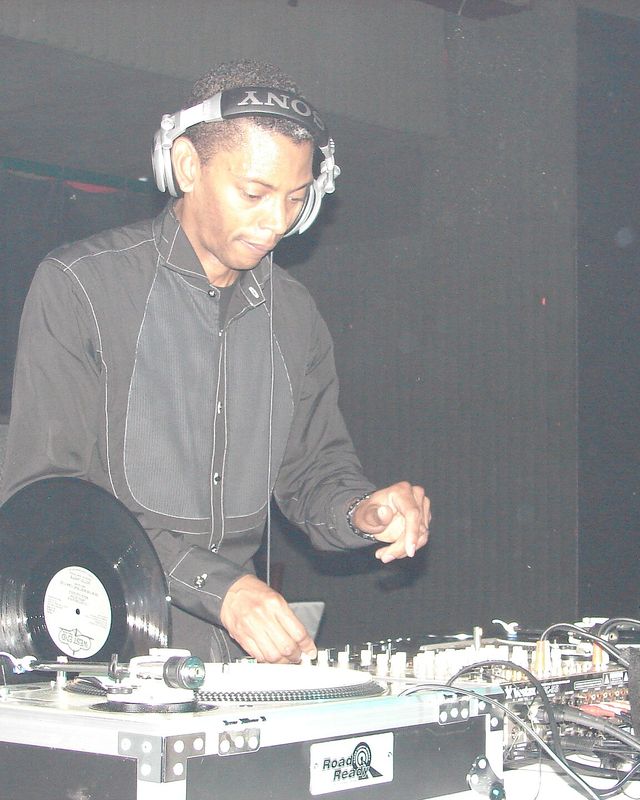 Jeff Mills at the turntables, black and white