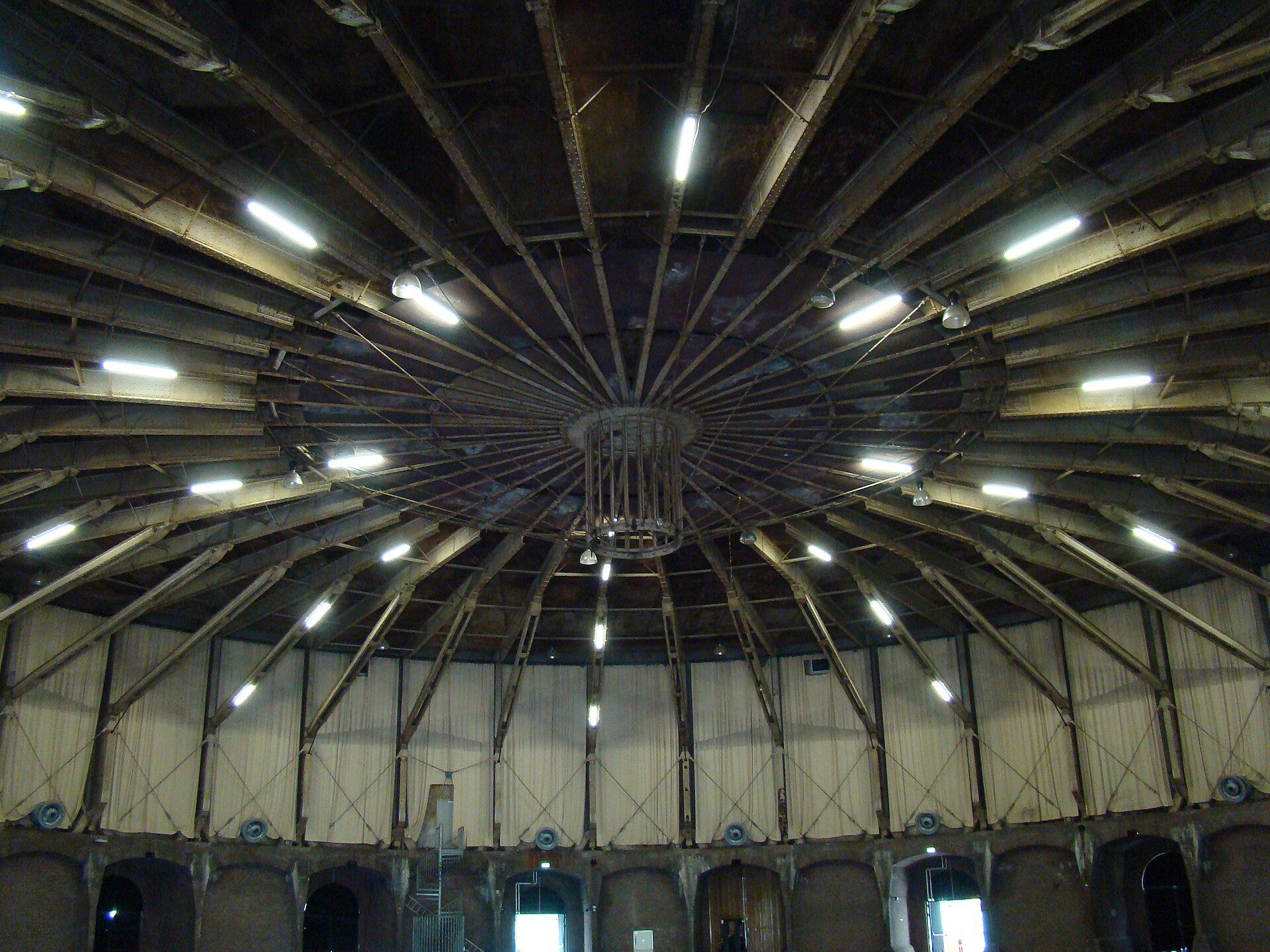The radial iron roof inside the empty Gashouder